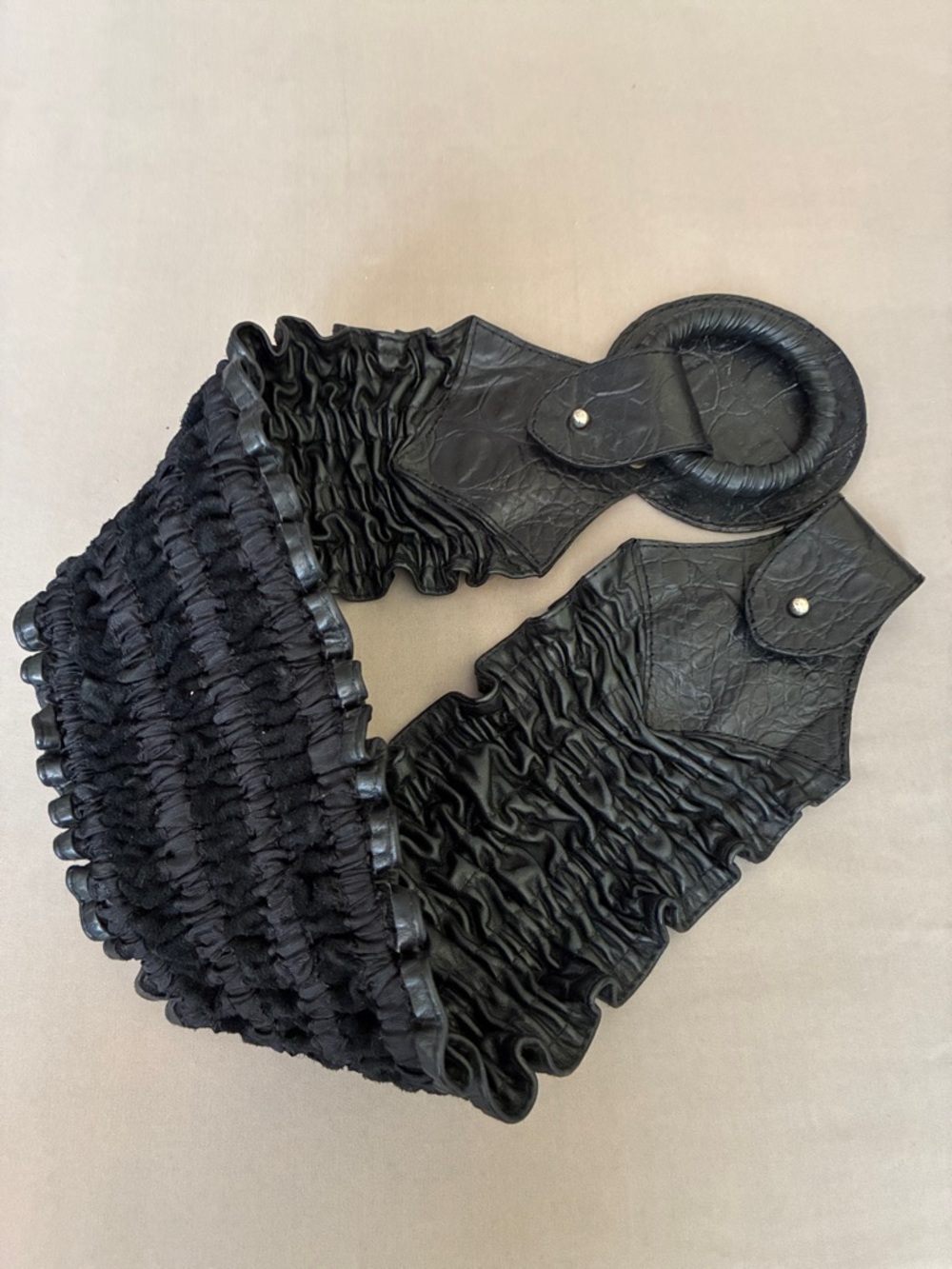 🌟 Vintage Black Ruffled Tequila Leather Waist Belt with Ring Detail - Picture 6 of 9